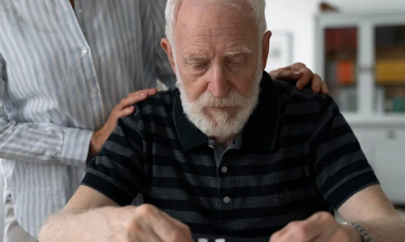 пожилой мужчина болеющий старческим слабоумием